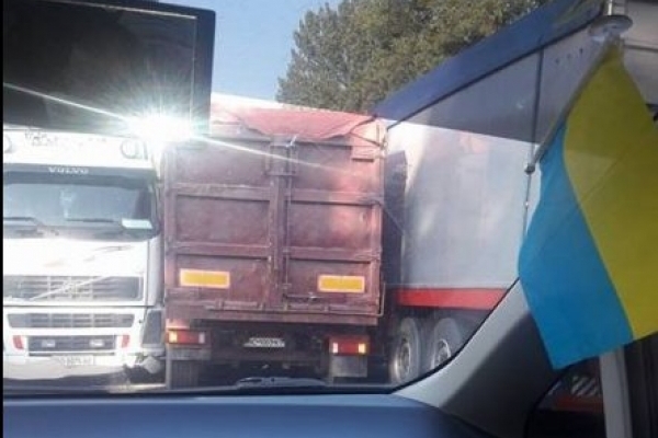 На трасі Львів-Тернопіль зіткнулися 3 фури