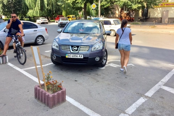 В Тернополі кепкують над «подвійним інвалідом» за кермом Нісана