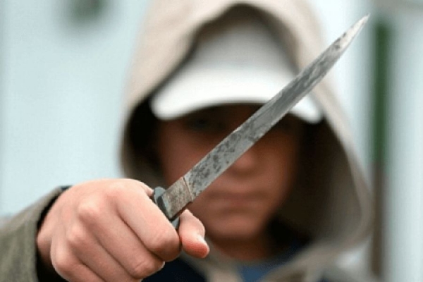 Тернополянин порізав знайомого ножем через борг в 19 тисяч