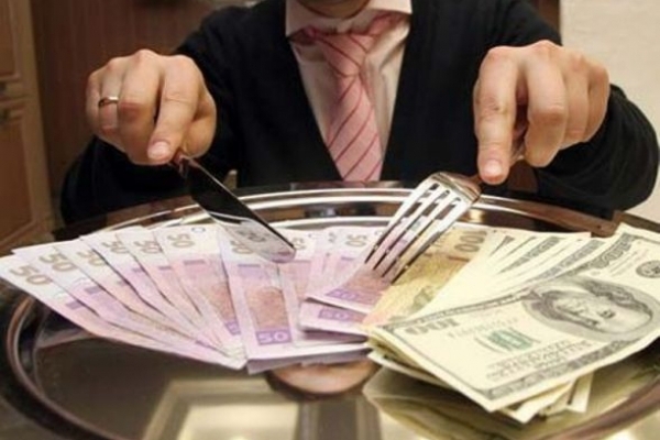 Хімія для фонтанів, пастки для мурах: на що йдуть гроші з бюджету міста і області