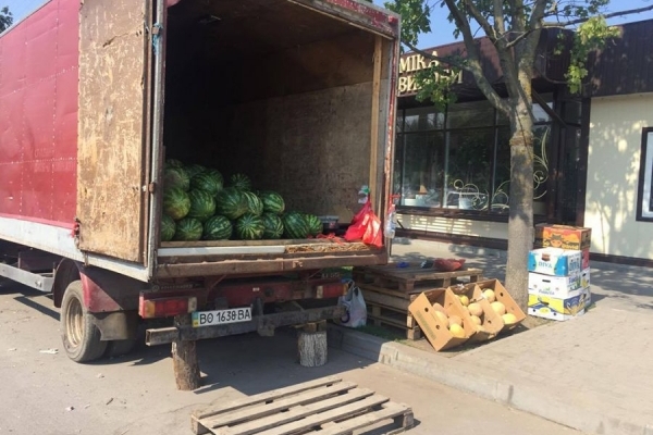 Як активісти борються проти стихійної торгівлі кавунами на місцях для парковки?