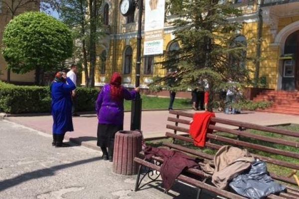 На співучих бабусь і циганів під РАЦСом нема управи