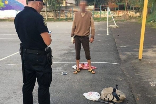 Чоловік зі зброєю гуляв по дитячому майданчику на Чернівецькій