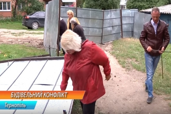 У Тернополі жінки силоміць знесли будівельний паркан (Відео)