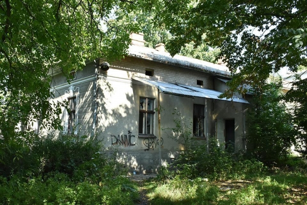 Сміття та сморід: майбутній дитсадок на Парковій досі у жахливому стані