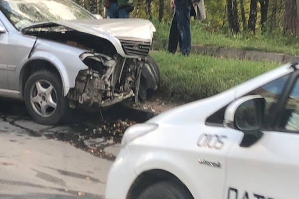 На проспекті Злуки розтрощили дві дорогі автівки (Фото)