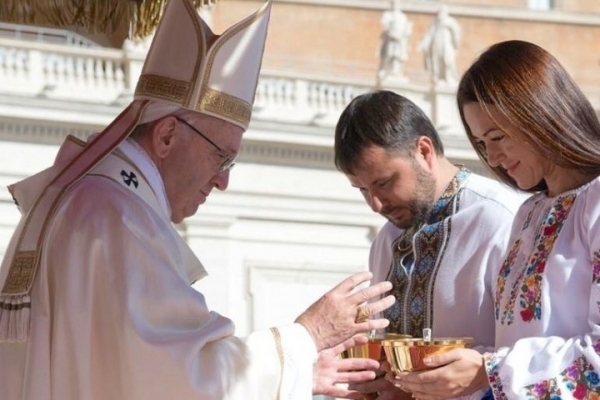 Ігор та Наталія Гуди піднесли Папі Римському літургійну Чашу під час коронації Чудотворної ікони Зарваницької Богородиці у Ватикані (Відео)