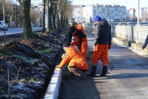 У Тернополі біля дамби продовжують замінювати стару бруківку на асфальтобетон