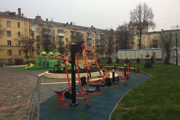 Дирекція школи у Тернополі подякувала Ігорю Гуді за вуличні тренажери