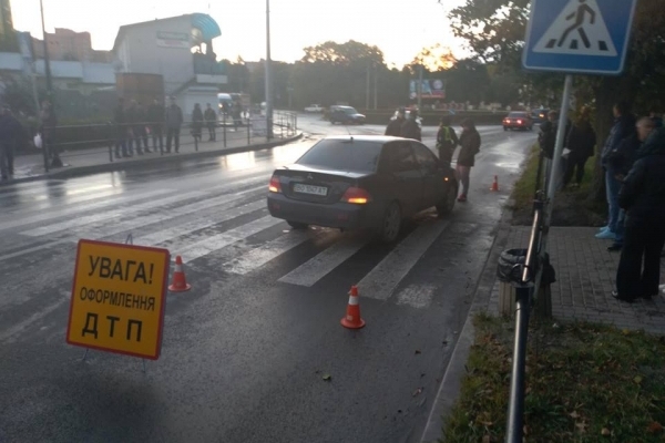 На вулиці Симоненка автівка збила жінку на переході (Фото)