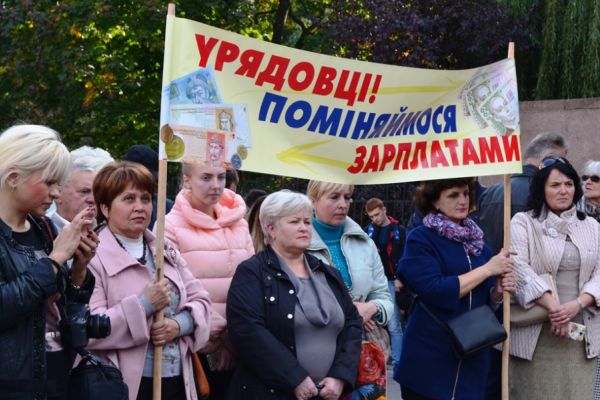 Київська влада вчергове переклала свої фінансові зобов’язання на місцеві громади