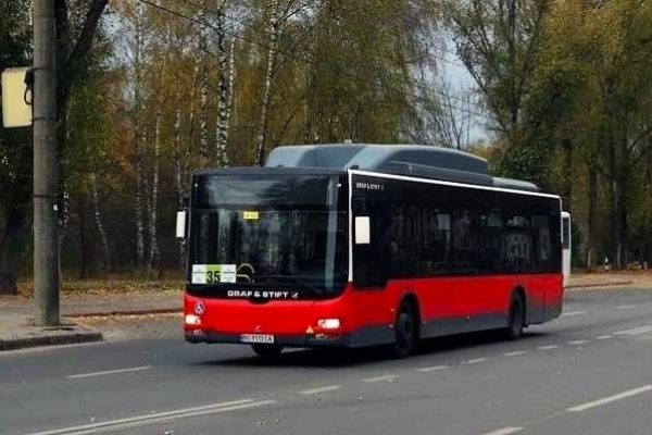 На маршрут №35 додано ще два великі низькопідлогові автобуси