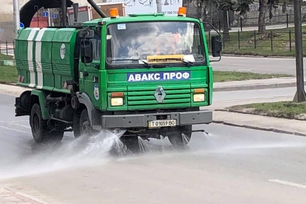 В Тернополі без вихідних дезинфікують дороги та зупинки