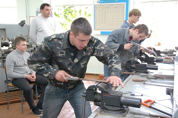 Апогей тіньової економіки: підприємцям Тернопілля у 2016 році потрібно найняти лише 3 слюсарів