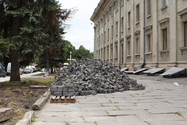 Бруківка з дамби нікуди не пропала — нею укріплюють дорогу біля драмтеатру