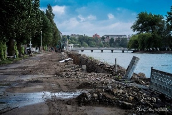 На набережній Тернопільського ставу демонтували огорожу та  старий асфальт
