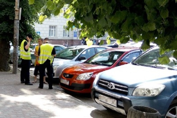 Якщо паркувальник вимагає гроші — викликайте поліцію