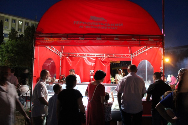 Понад 2000 тернополян скуштували під час святкувань продукцію Тернопільського м’ясокомбінату