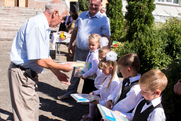 Першокласники майже сотні шкіл на Тернопільщині отримали подарунки від «Агропродсервісу»