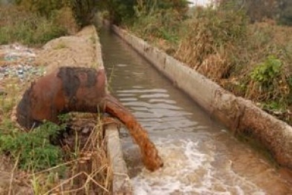 На Тернопільщині завод зливав відходи у дощовий колектор