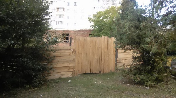 Черговий будівельний паркан в тернопільському скверику на «Алясці»