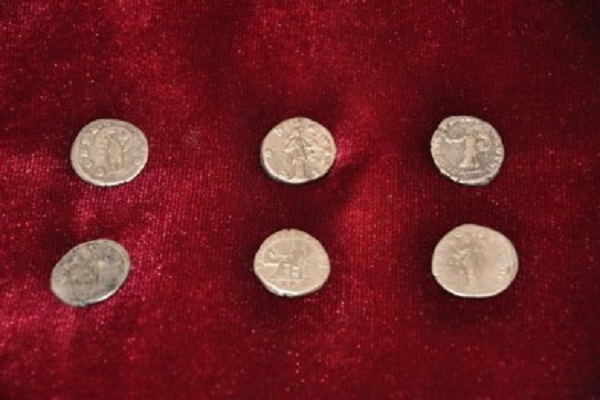 Бережанам передали безцінний скарб, який хотіли контрабандою вивезти за кордон