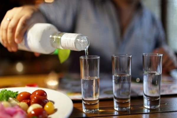 Через випадки отруєння сурогатом, ДФС просить тернополян повідомляти про підозрілу горілку