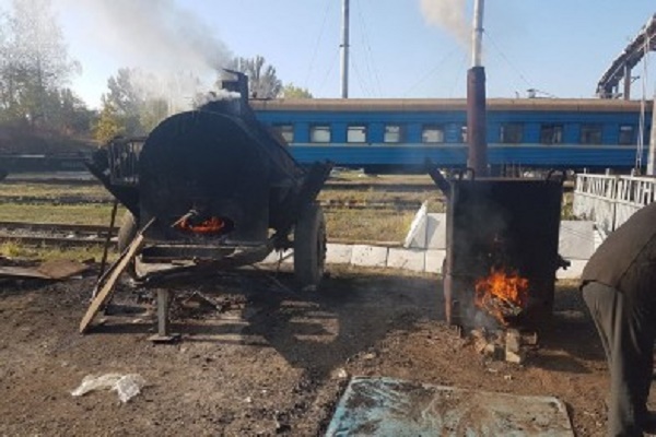 В колійному депо таки спалюють старі шпали і отруюють тернополян
