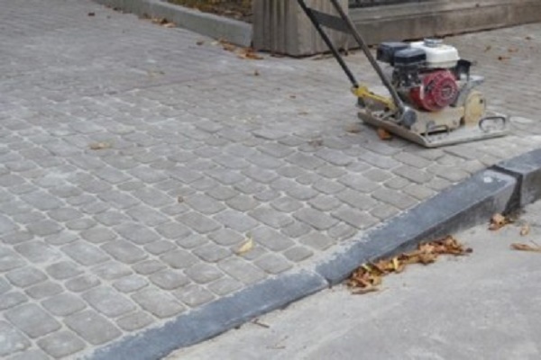 Для чого комунальники понижують бордюри на тернопільських вулицях?