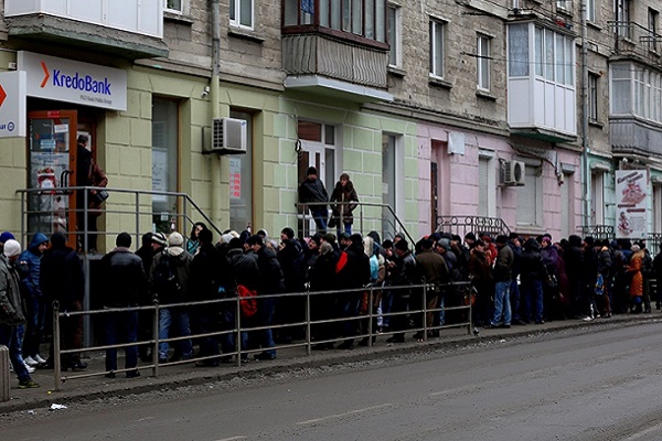 Тернополяни «штурмують» польські банки переважно вранці