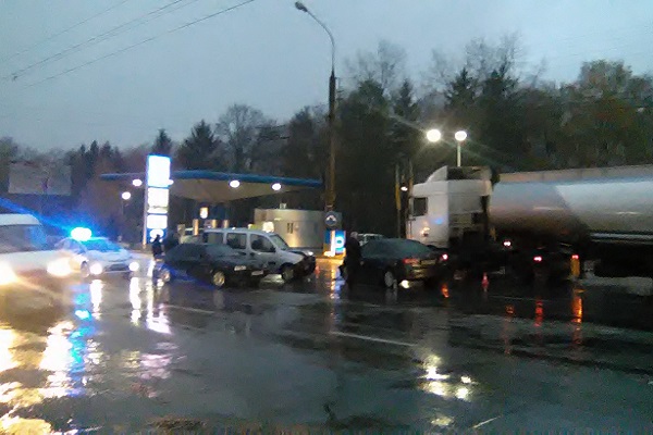 В черговій ДТП розтрощили дві дорогі автівки (Фото) 