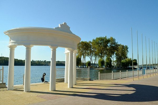 На набережній в Тернополі співають про ковбасу (Відео)