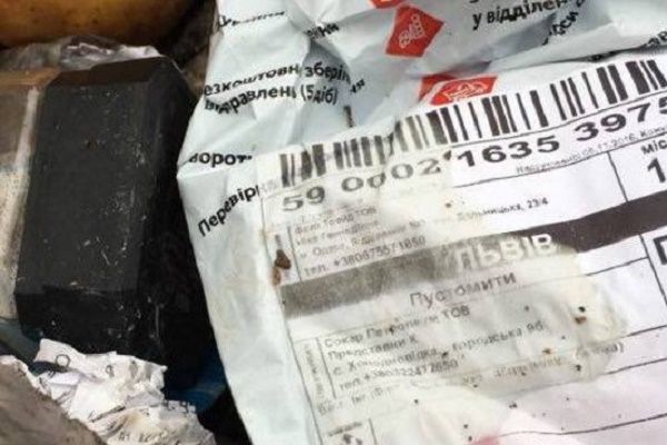 Львівські сміттєвози незаконно скинули сміття біля Малашівців (Відео)