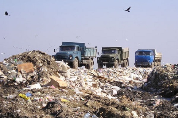 Львівський подарунок: 100 тон сміття звалили у не діючий завод