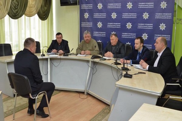 Святе місце пустим не буває, але в поліції навпаки