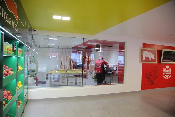 Обвалювання м'яса за склом: в Тернополі відкрили фірмовий м'ясний магазин (Фото)