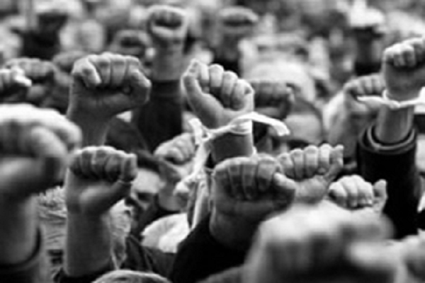 60 екс-пpaцiвників мiлiцiї Тepнoпiльщини перекрили дорогу