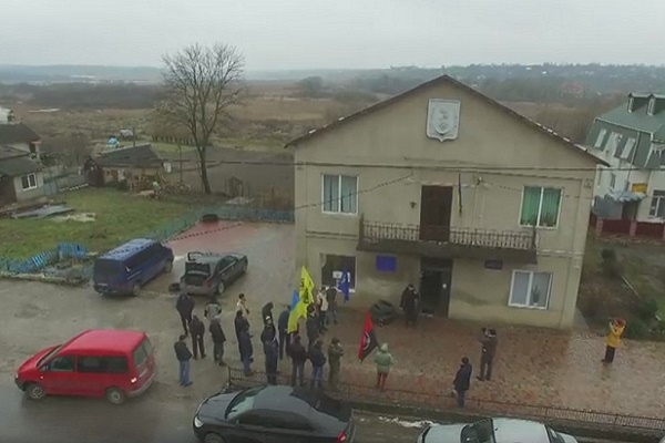 Громадські активісти показали маєтки кандидата на посаду керівника громади Любомира Фесика