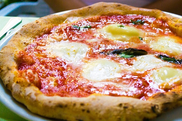 Тернополяни скаржаться на антисанітарію в піцерії (Фото) 