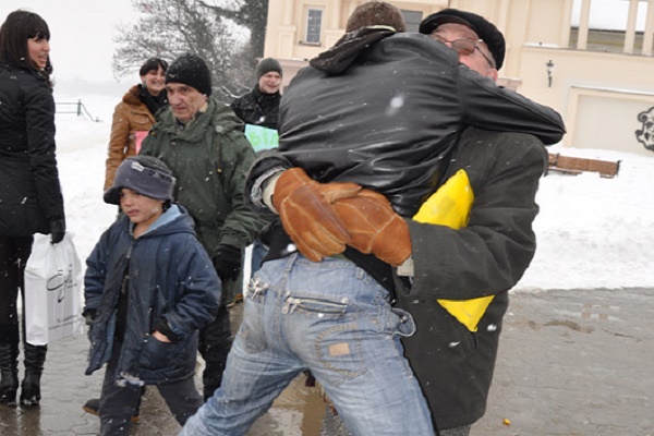 Організатори зимового містечка своєрідно підтримали акцію «Вільні обійми» 