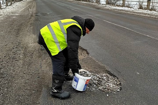 Сільський голова передав привіт Богдану Юлику і пішов сам латати дорогу