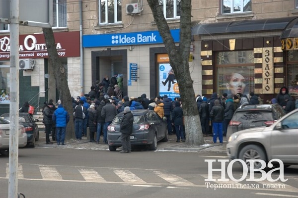 У Тернополі під банками знову черги бажаючих виїхати з України