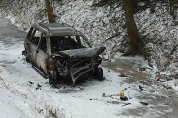На засніженій трасі  знайшли спалений автомобіль з двома трупами