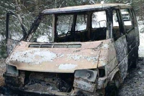 Контрабандисти спалили мікроавтобус з сигаретами (Фото)