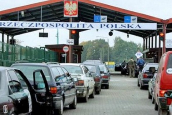 Бажаючих виїхати до Польщі з Тернополя стільки, що заледве вистачає автобусів