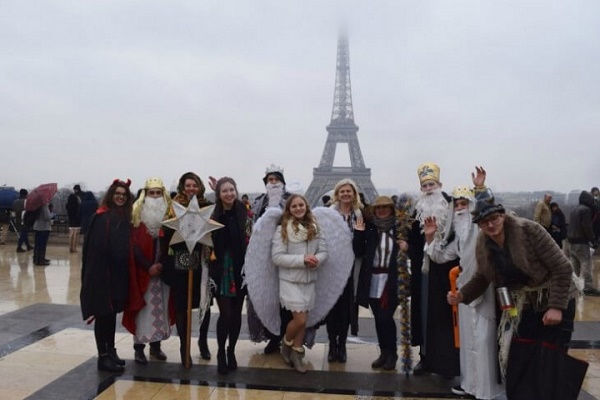 Як тернопільські заробітчани з вертепом в Парижі ходили (Відео)