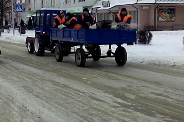 Жителів Тернопільщини обурила дідівська технологія посипання доріг (Відео)