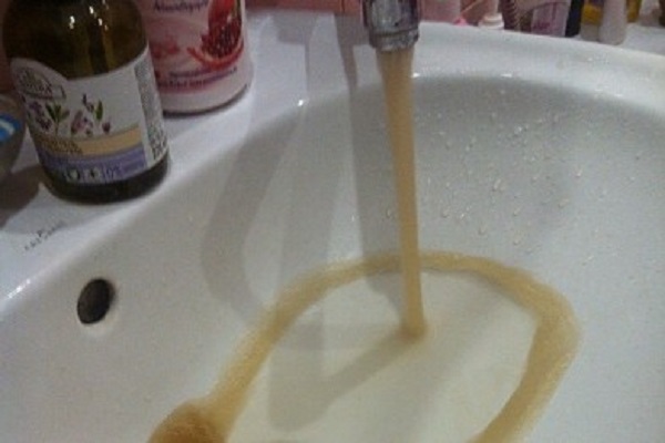 У тернополян від того, що тече з крану волосся стає дибки (фото)