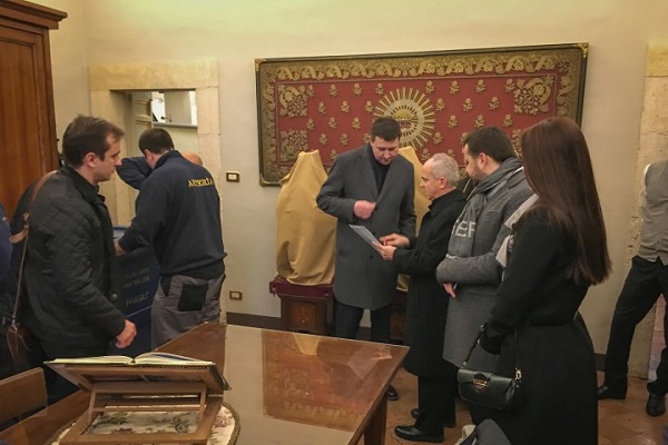 Нерукотворний образ Христа, за сприяння благодійного фонду Ігора Гуди, вирушив на Тернопільщину з Ватикану (Фото)