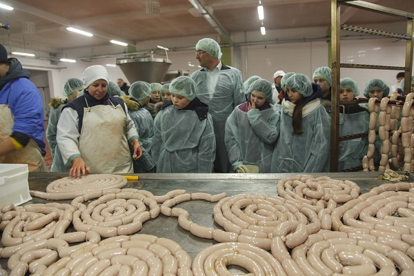 Учні 13 школи побачили, як роблять тернопільську ковбасу (Фото)